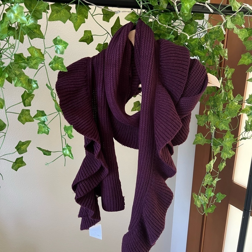 Calvin Klein NWT Ruffled Purple Knit Scarf